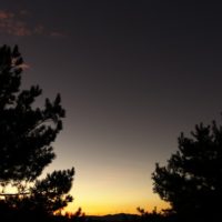 日が暮れた公園からの景色