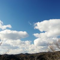 青い空と山並み