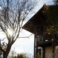 逆光の中の展望台