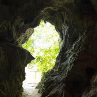 洞窟の中から見た入口