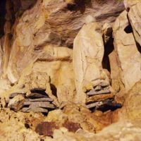 人の手で積まれた石