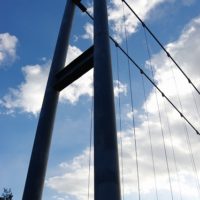 吊り橋の支柱と青空