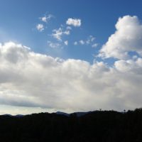 冬の雲と山々のシルエット