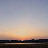 河川敷から見た日の出の瞬間