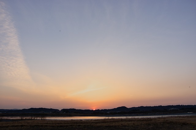河川敷から見た日の出の瞬間