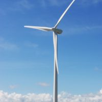 夏の青空と風力発電の風車