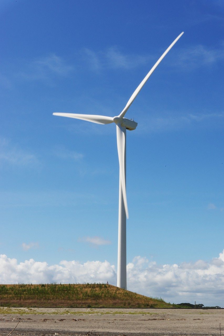夏の青空と風力発電の風車