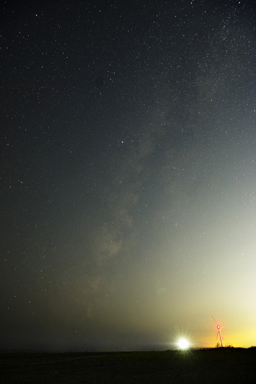 灯台の光と天の川